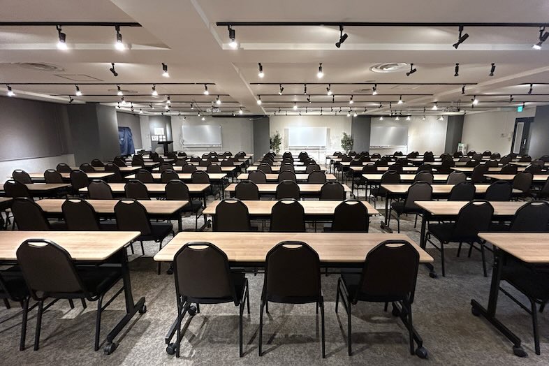 TIME SHARING 新宿4A｜ホワイトボードやスクリーン、マイク、着席144名の椅子・机などの備品が充実