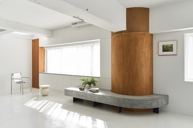 Atelier Cairn｜【Room1】ウッド調の円柱とベンチスペース