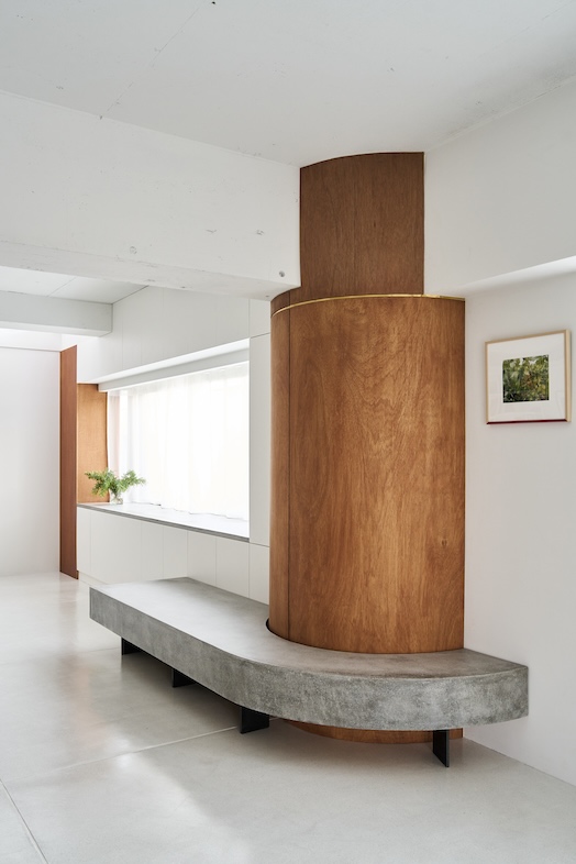 Atelier Cairn｜【Room1】ウッド調の柱とモルタルのベンチが印象的な空間