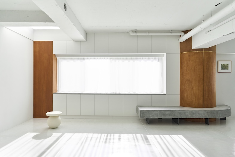 Atelier Cairn｜【Room1】大きな窓から差し込む自然光で撮影可能