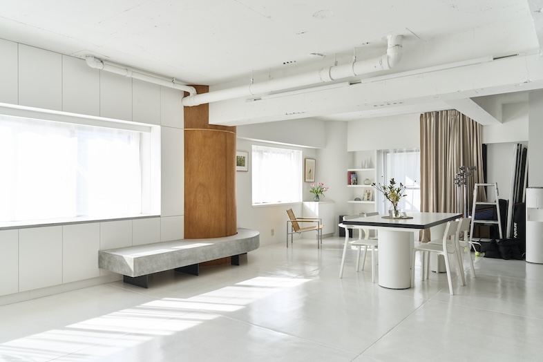 Atelier Cairn｜【Room1】多方面にある窓から豊富に自然光が差し込みます