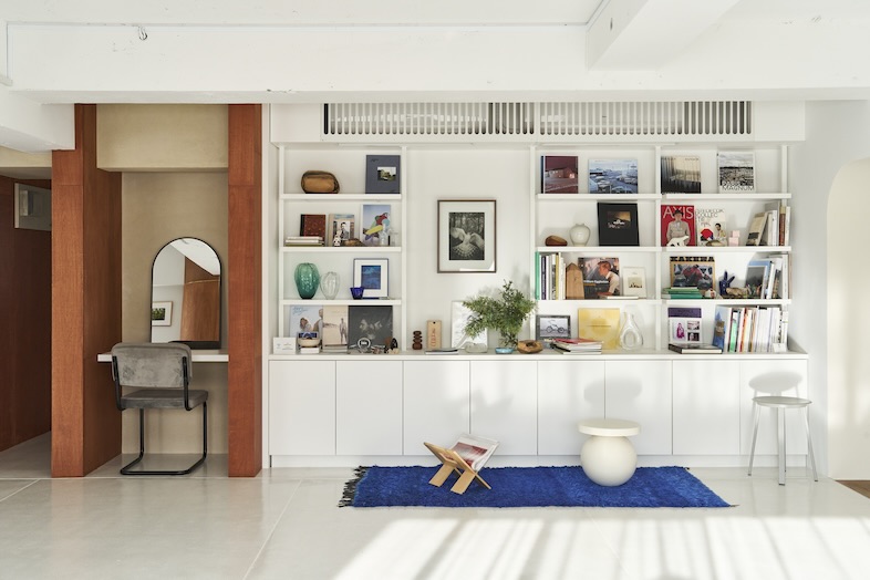 Atelier Cairn｜【Room1】雑誌などがディスプレイされた棚を背景に撮影が可能