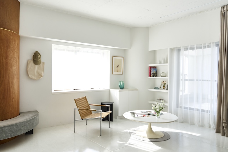 Atelier Cairn｜【Room1】雑貨やアートなどがディスプレイされた棚を背景に撮影が可能