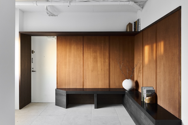 Atelier Cairn｜【Room1】ウッド壁と黒い棚を基調としたモダンなスペース