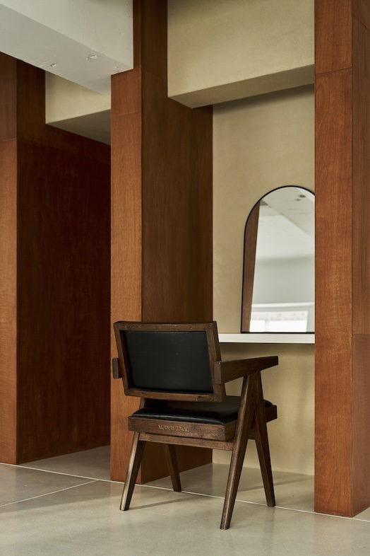 Atelier Cairn｜【Room1】アーチ鏡とチェア