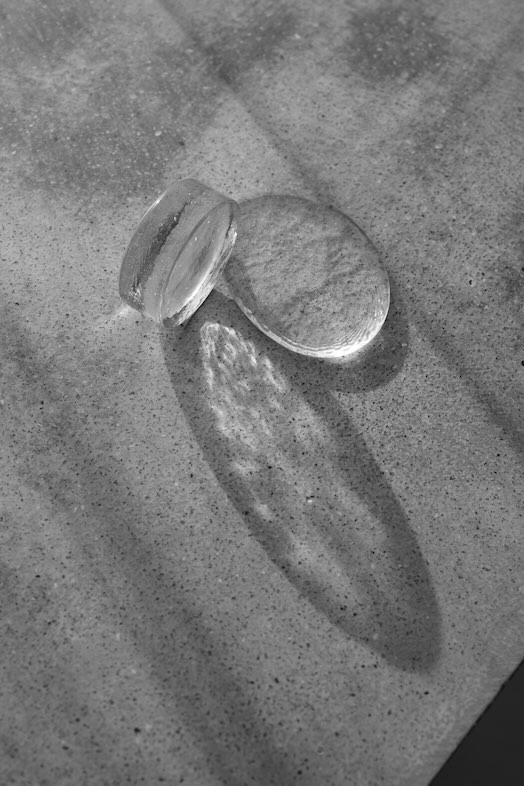 Atelier Cairn｜【Room1】モルタル調ベンチを背景に撮影可能