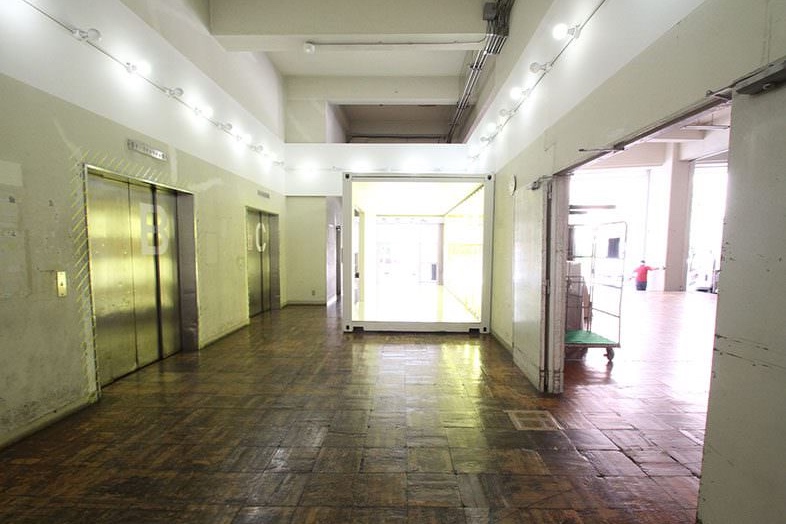 品川 WAREHOUSE Konan ENTRANCE｜エレベーターホールにあるコンテナで撮影可能
