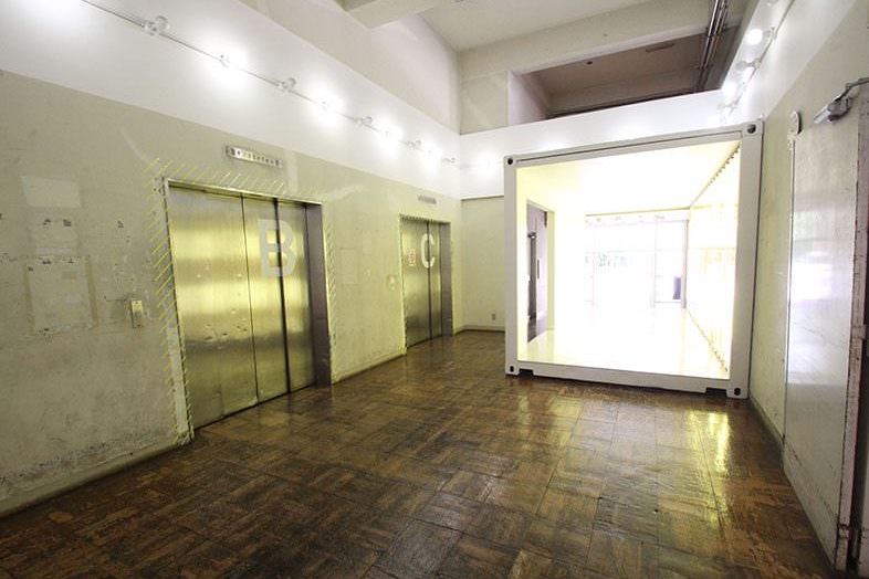 品川 WAREHOUSE Konan ENTRANCE｜エレベーターとコンテナスペース