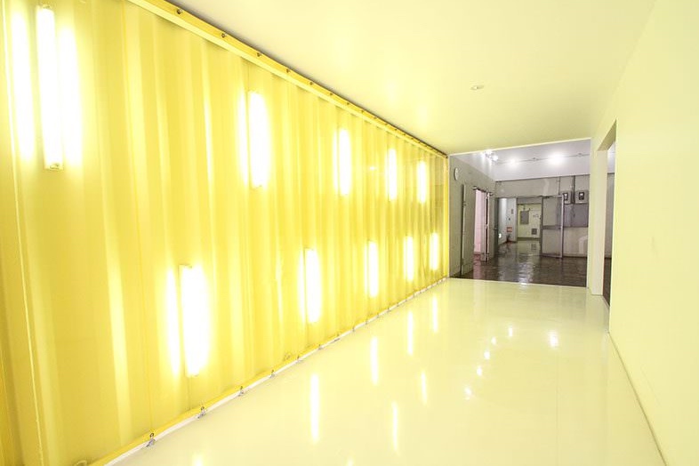 品川 WAREHOUSE Konan ENTRANCE｜コンテナ内は黄色のカーテンを背景に撮影可能