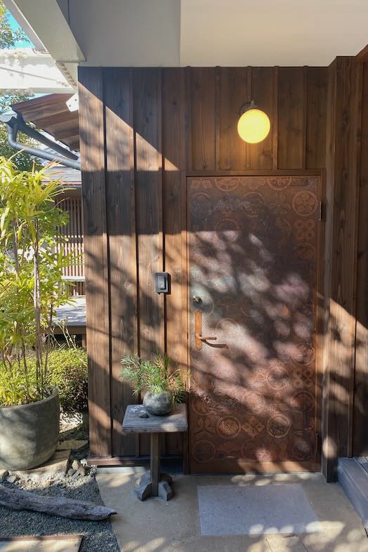 Studio Hamajikan – 湘南の古民家｜【中庭】貸別荘入口