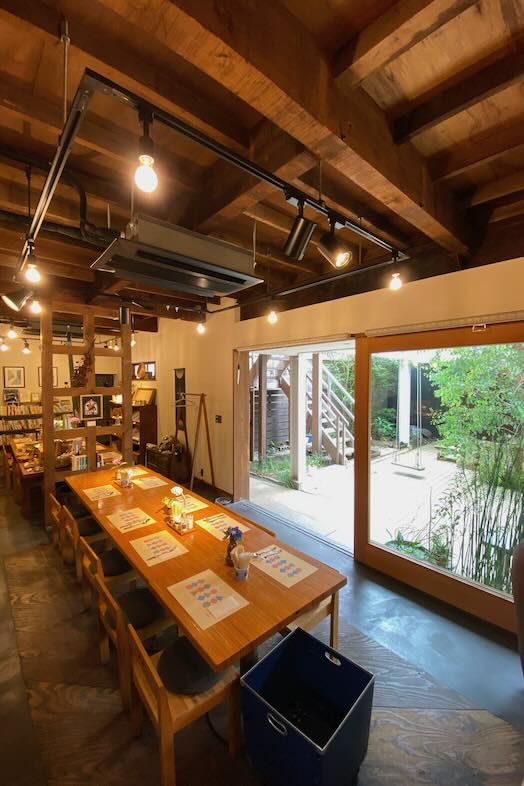 Studio Hamajikan – 湘南の古民家｜【1Fカフェ】ウッドと本などの雑貨に囲まれた温かみのある空間