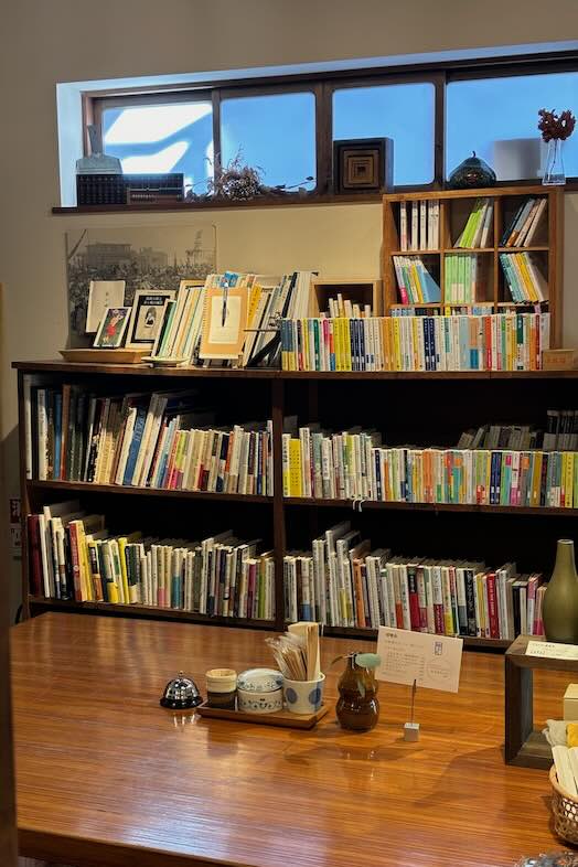 Studio Hamajikan – 湘南の古民家｜【1Fカフェ】本が並ぶエリア