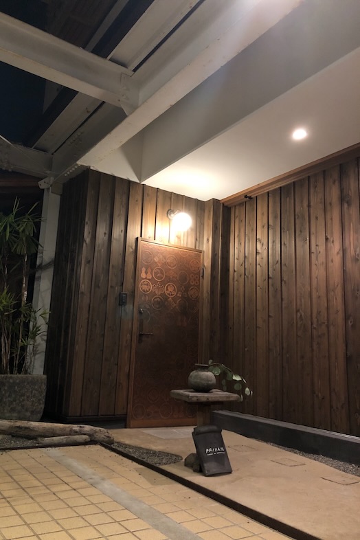 Studio Hamajikan – 湘南の古民家｜【中庭】夜の貸別荘入口