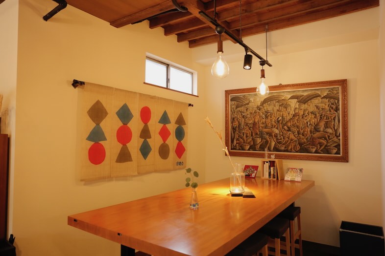 Studio Hamajikan – 湘南の古民家｜【1Fカフェ】ハイチェアの入ったカウンター席