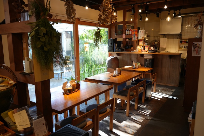 Studio Hamajikan – 湘南の古民家｜【1Fカフェ】中庭が見えるため、室内外からの撮影にも最適