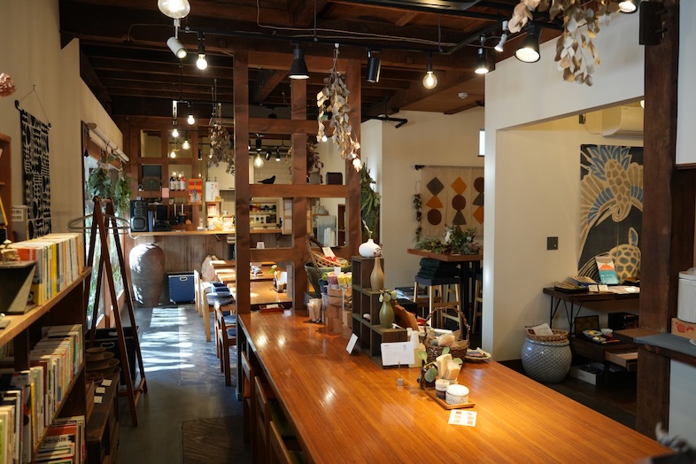 Studio Hamajikan – 湘南の古民家｜【1Fカフェ】長テーブルを配置した奥行きのあるカフェ店内