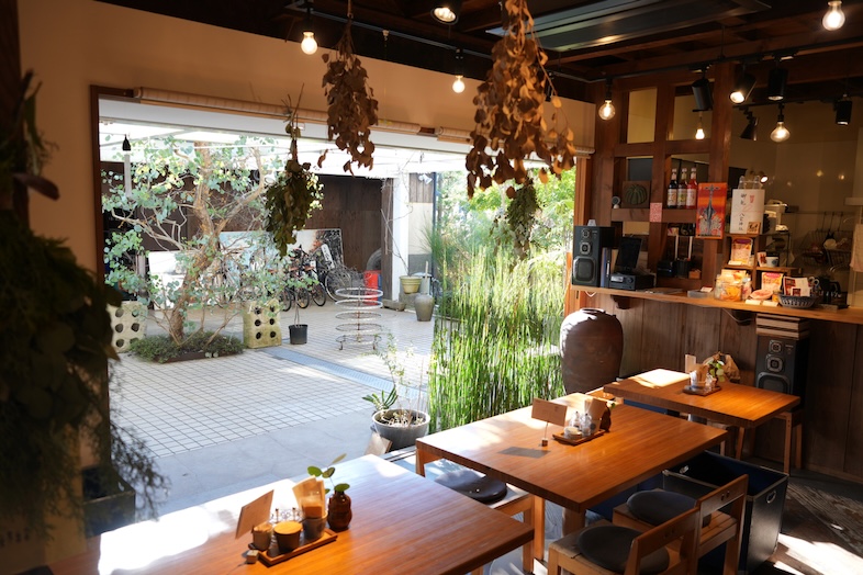 Studio Hamajikan – 湘南の古民家｜【1Fカフェ】窓を除くことで空間を開く確保することが可能