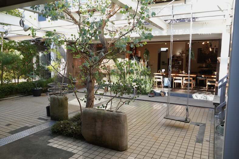 Studio Hamajikan – 湘南の古民家｜【中庭】中庭からカフェ室内の俯瞰撮影も実現