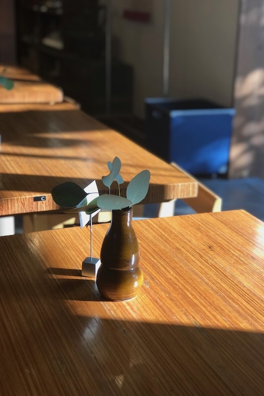 Studio Hamajikan – 湘南の古民家｜【1Fカフェ】自然光がふんだんに入るため商品撮影やインタビューにも