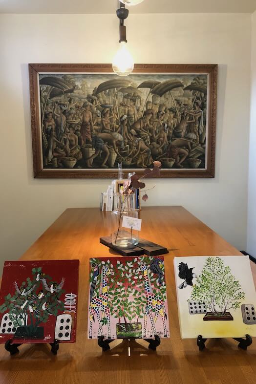 Studio Hamajikan – 湘南の古民家｜【1Fカフェ】店内は印象的な絵が並ぶ