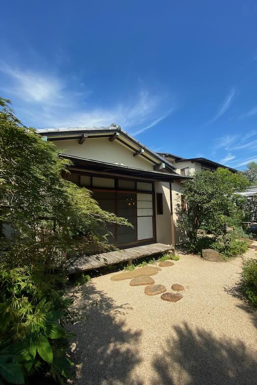 Studio Hamajikan – 湘南の古民家｜【日本庭園】庭園側から見た平屋貸別荘