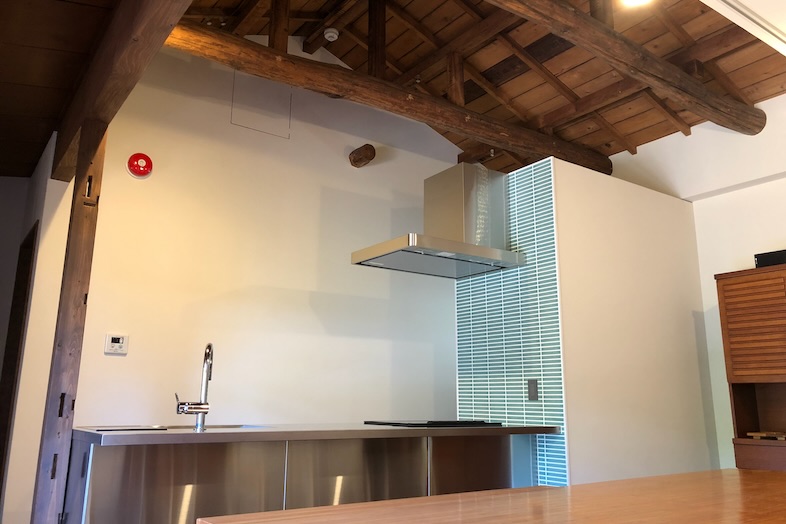 Studio Hamajikan – 湘南の古民家｜【平家貸別荘】古民家らしい梁の映える空間