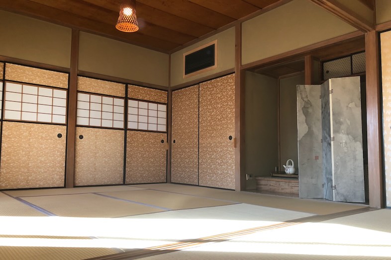 Studio Hamajikan – 湘南の古民家｜【2F和室】趣のある屏風や襖