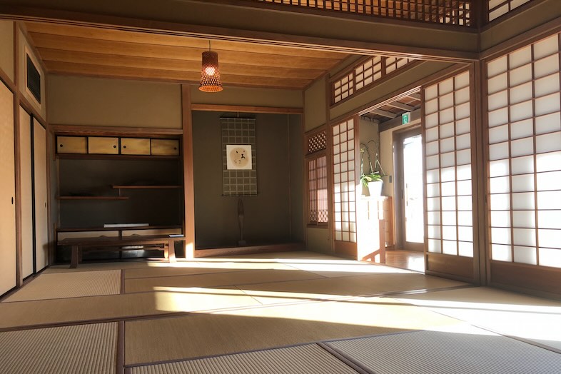 Studio Hamajikan – 湘南の古民家｜【2F和室】通路から自然光がふんだんに差し込む和室