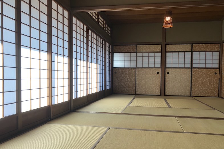 Studio Hamajikan – 湘南の古民家｜【2F和室】16畳あるため引きのアングルも可