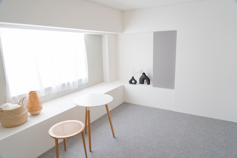 【Iスタジオ】ホワイトとグレーを基調とした明るいカフェ風の一部屋