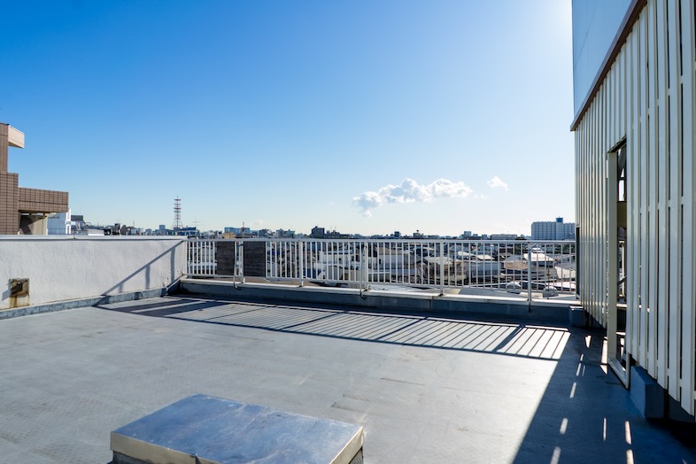 GOBLIN.学芸大学SKY LOUNGE店｜遮るもののない屋上空間は、人物を大きく動かすダンス動画やMV撮影に最適なロケーション