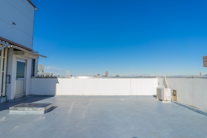 GOBLIN.学芸大学SKY LOUNGE店｜白い壁と空だけが残る屋上は、プロダクトの抜き背景にも最適