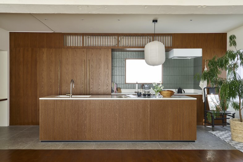 Atelier Cairn｜【Room2】ウッド調のナチュラルなアイランドキッチン