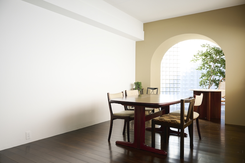 studio SPINDLE｜【WOOD FLOOR】アーチ壁とダイニングテーブルを活かせば、カフェシーンや日常の会話シーンの撮影が撮れる