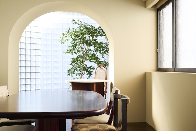 studio SPINDLE｜【WOOD FLOOR】人物撮影やライフスタイルカットが映える曲線の開口部とグリーン