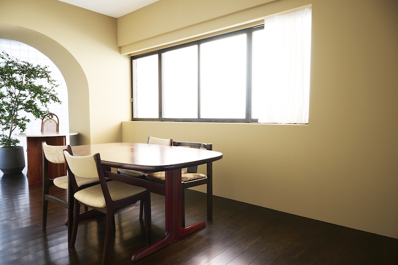 studio SPINDLE｜【WOOD FLOOR】窓からの自然光は食卓シーンやインタビュー撮影にもフィット