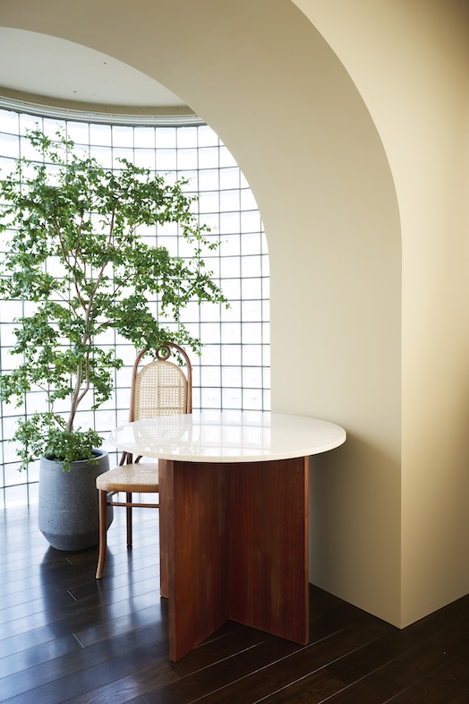 studio SPINDLE｜【WOOD FLOOR】人物や商品、アパレルなどどの被写体にもフィットするアーチとグリーンの組み合わせ