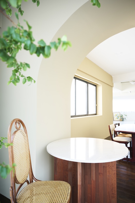 studio SPINDLE｜【WOOD FLOOR】曲線天井と植物のレイヤー感は、奥行きのあるカットに最適