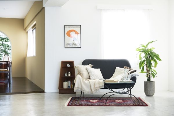 【WHITE FLOOR】ソファと自然光を組み合わせた構成は、ハウスシーンからプロダクトまで◎