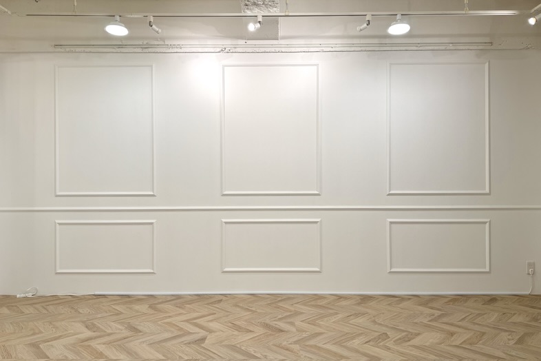 神南セレクトスペース｜光を取り込むフラットな構成、かつ清潔感あふれる全面白壁のメインルーム