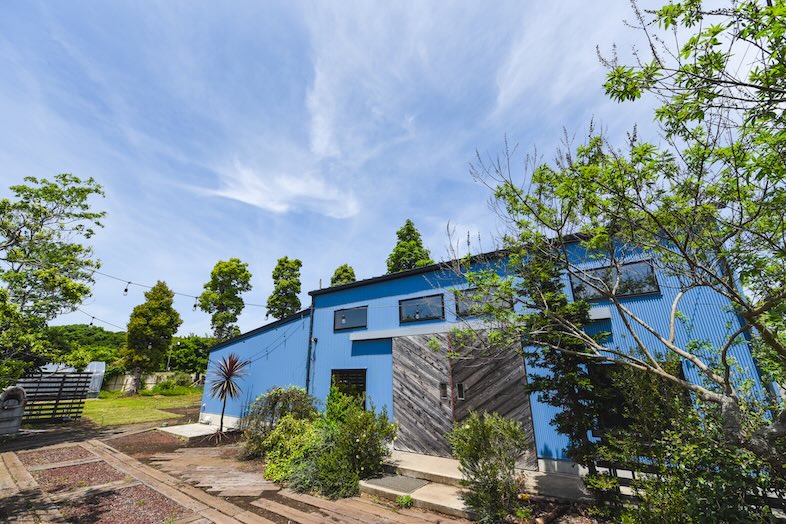 【屋外・BBQエリア】ガレージを背景にした撮影や、ドアを開けて外から屋内・屋内から外を撮影することも可能