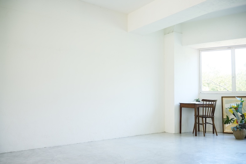 studio SPINDLE｜【WHITE MOETAR FLOOR】大きな白壁のある開放感満載のスタジオ