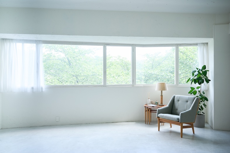 studio SPINDLE｜【WHITE MOETAR FLOOR】柔らかい自然光の入る目黒川沿い窓