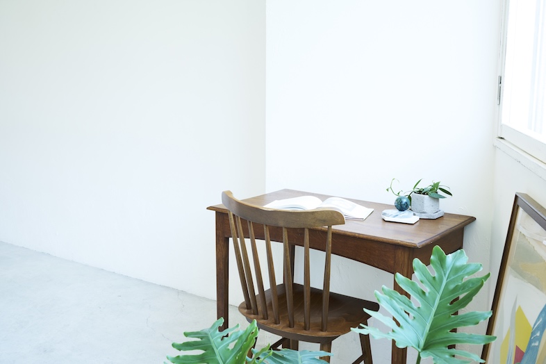 studio SPINDLE｜【WHITE MOETAR FLOOR】柔らかい自然光の入る目黒川沿い窓辺は読書や書き物、ワークシーンなどの撮影に最適