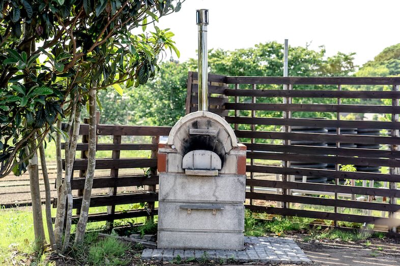 【屋外・BBQエリア】常設の石釜 ※薪のご用意も有