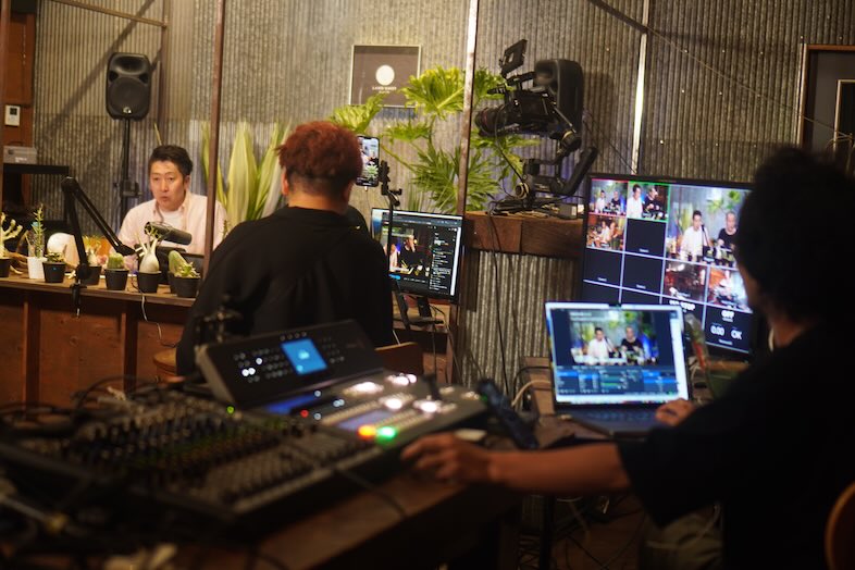 【屋内】撮影風景：各種機材のレンタルご用意があるのでライブ配信も可能です　※PAスタッフも常駐可能