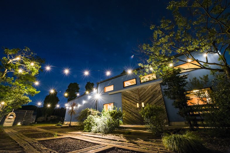 【屋外・BBQエリア】夜は夜空と照明のコントラストがとても綺麗です