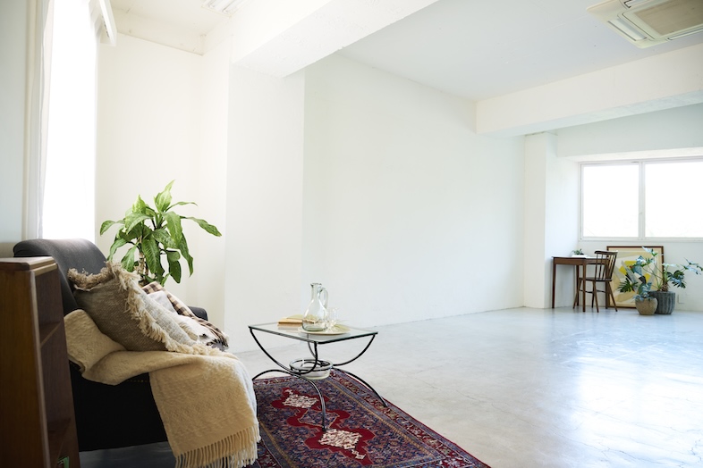studio SPINDLE｜【WHITE MOETAR FLOOR】大きな白壁と奥行きが魅力