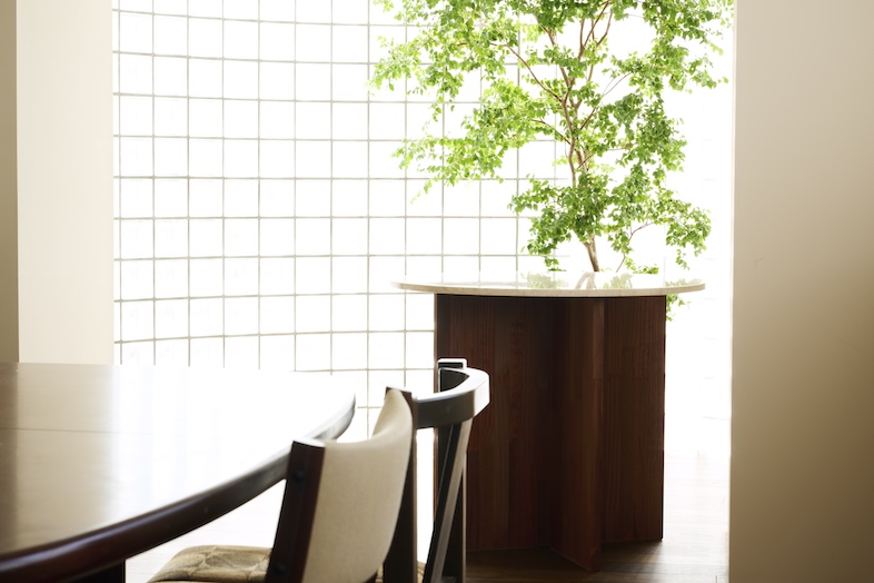 studio SPINDLE｜【WOOD FLOOR】アール状の窓一面に貼られたブロックガラスから柔らかい光が燦々と降り注ぎます