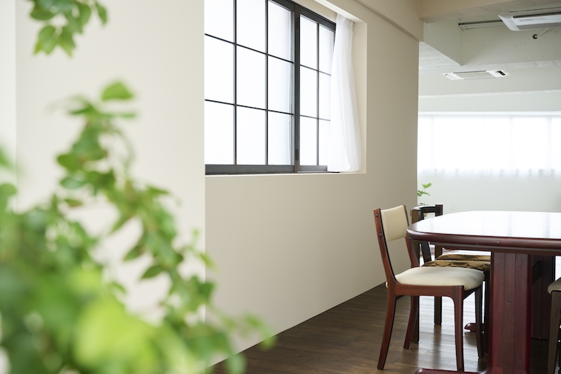studio SPINDLE｜【WOOD FLOOR】側より【WHITE MOETAR FLOOR】への抜け